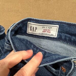GAP bundle 2 prs of jeans 
High rise Kick crop (12), mid rise true skinny (14)